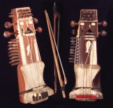 two Indian sarangis with their bows - www.musica-antica.com